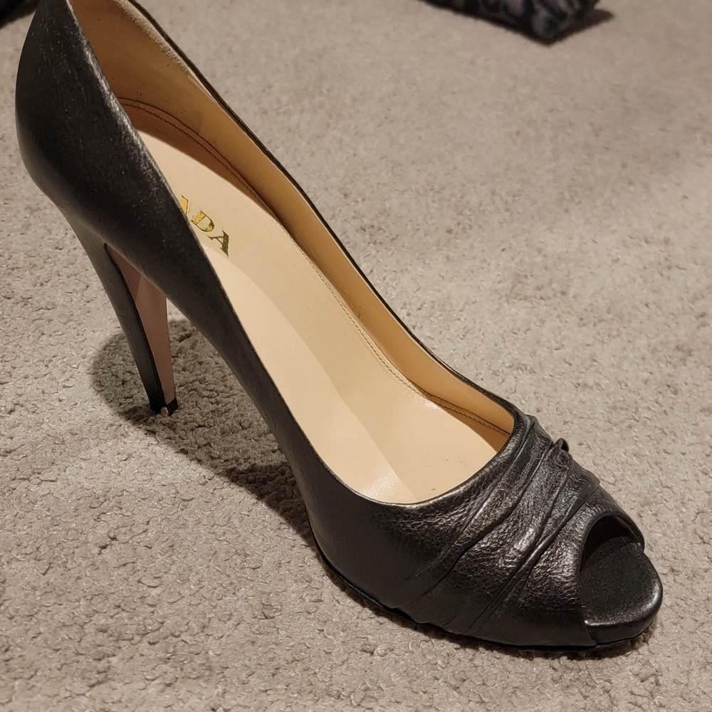 ​Authentic Prada Metallic Pewter Ruched Leather Peep-Toe Pumps Heels Size 40.5 - Picture 4 of 10